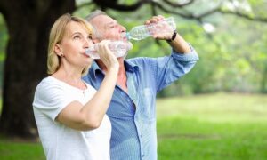 ¿CUÁNTA AGUA HAY QUE BEBER AL DÍA?