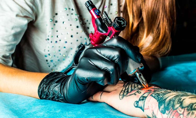 ¿QUÉ DEBES DE TENER EN CUENTA ANTES Y DESPUÉS DE HACERTE UN TATUAJE?