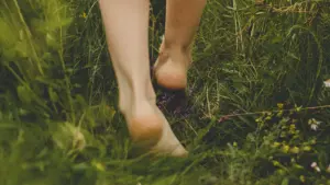 ANDAR DESCALZO, ¿ES BUENO O MALO?