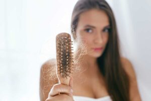 LA CAÍDA DEL CABELLO EN LA MUJER