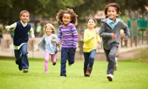 LOS NIÑOS AL PARQUE! BENEFICIOS DE JUGAR AL AIRE LIBRE EN LA SALUD MENTAL INFANTIL