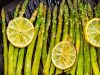 Espárragos a la parrilla con ajo y limón