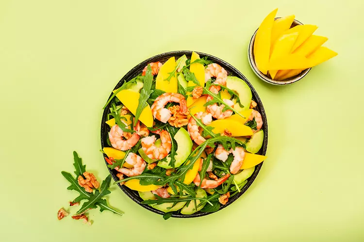 Ensalada tropical de piña y aguacate