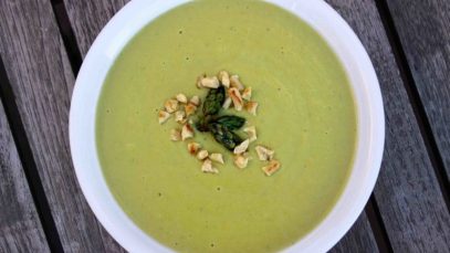 Crema de espárragos al estilo casero con hierbas frescas y nueces
